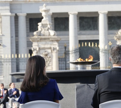 Sus Majestades los Reyes durante el Homenaje de Estado a las víctimas del Covid-19 y de reconocimiento al personal sanitario