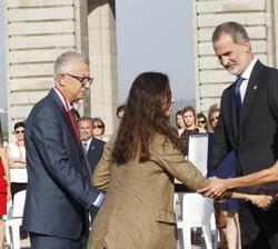 Sus Majestades los Reyes entregan la Gran Cruz de la Orden del Mérito Civil a la familia de María Amparo Gadea Rodrigo, farmacéutica titular en Alcáza