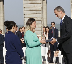 Sus Majestades los Reyes entregan la Gran Cruz de la Orden del Mérito Civil a la familia de Alfredo Díaz Delgado, durante toda su vida trabajó en la m