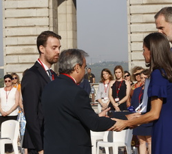 Sus Majestades los Reyes entregan la Gran Cruz de la Orden del Mérito Civil a la familia de Mercedes Armero Barranco, que siempre tuvo vocación de ayu