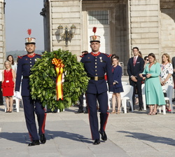 Sus Majetades los Reyes momentos antes de la ofreda de una corona