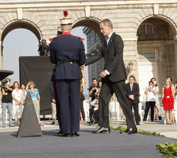 Su Majestad el Rey deposita una corona de flores junro al pebetero