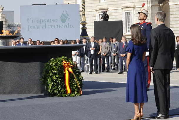 Sus Majestades los Reyes tras depositar una corona de flores junto al pebetero por las víctimas del Covid-19