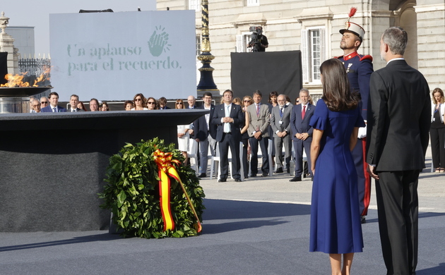 Sus Majestades los Reyes tras depositar una corona de flores junto al pebetero por las víctimas del Covid-19