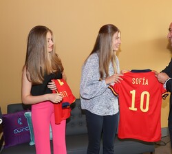 Su Alteza Real la Infanta Doña Sofía recibe una camiseta de la selección española de fútbol de manos del presidente de la Real Federación Española de 
