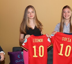 Sus Altezas Reales la Princesa de Asturias y la Infanta Doña Sofía muestran las camisetas de la selección española de fútbol que les han obsequiado