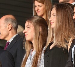 La Princesa de Asturias y la Infanta Doña Sofía en el palco antes del comienzo del encuentro