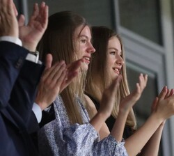 La Princesa de Asturias y la Infanta Doña Sofía aplauden desde el palco tras la finalización del encuentro 