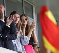 Sus Altezas Reales la Princesa de Asturias y la Infanta Doña Sofía en el palco tras finalizar el partido
