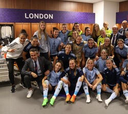 La Princesa de Asturias y la Infanta Doña Sofía con las jugadoras en los vestuarios tras el encuentro