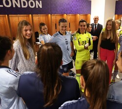 Sus Altezas Reales conversan con las jugadoras tras el encuentro disputado en Brentford Community Stadium