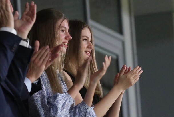 La Princesa de Asturias y la Infanta Doña Sofía aplauden desde el palco tras la finalización del encuentro 