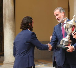 Don Felipe entrega a Lucas Charte en represesentación de Ricky Rubio el Premio Rey Felipe al deportista español que más se ha distinguido en su actuac