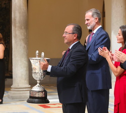Aureli Mas, directivo de Fútbol Sala del Fútbol Club Barcelona recoge el Premio Trofeo Comunidad Iberoamericana en nombre de Carlos Vagner, al deporti