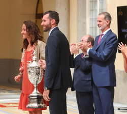 Los capitanes de las Selecciones Nacionales españolas de baloncesto femenina y masculina, recogen el Premio Copa Barón de Güell otorgado a las respect