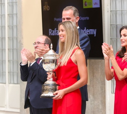 Maribel Nadal recoge el Premio Trofeo Joaquín Blume representando a la Rafa Nadal Academy, centro que se haya distinguido por su promoción y fomento d
