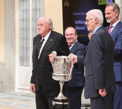 Emiliano Rodríguez y Manuel Saínz exjugadores de Baloncesto, recogen el Premio Nacional Francisco Fernández Ochoa a la trayectoria de una vida entrega