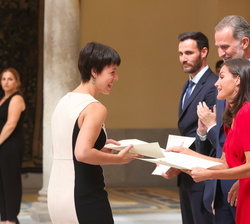 Isabel Costa, enfermera en una residencia de ancianos y subcampeona de Europa de Salvamento y Socorrismo, recoge de Doña Letizia el Premio Nacional de