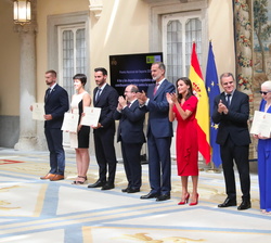 Sus Majestades los Reyes acompañados de los ganadores de los Premios Ncionales del Deporte Extraordinario 2020