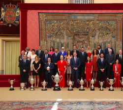 Sus Majestades los Reyes acompañados de los ganadores de los Premios Nacionales del Deporte 2019 y del Premio Nacional del Deporte Extraordinario 2020