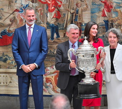 El presidente de RTVE y Rosa María Mateo recogen el Premio Infanta Sofía a la entidad que por el fomento de la actividad deportiva ha destacado en su 
