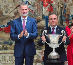 Aureli Mas, directivo de Fútbol Sala del Fútbol Club Barcelona recoge el Premio Trofeo Comunidad Iberoamericana en nombre de Carlos Vagner, al deporti