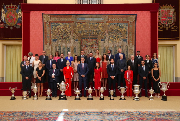 Sus Majestades los Reyes acompañados de los ganadores de los Premios Nacionales del Deporte 2019 y del Premio Nacional del Deporte Extraordinario 2020
