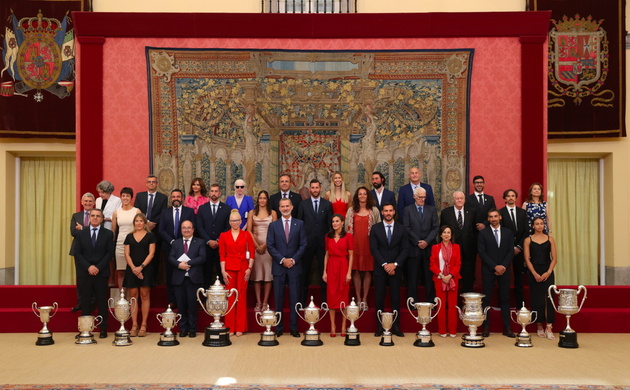 Sus Majestades los Reyes acompañados de los ganadores de los Premios Nacionales del Deporte 2019 y del Premio Nacional del Deporte Extraordinario 2020