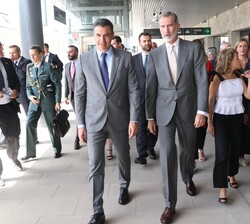 Su Majestad el Rey junto a las autoridades que le recibieron, se dirige al andén para iniciar el viaje inaugural de la primera fase de la Línea de Alt