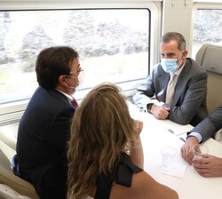 Su Majestad el Rey junto a las autoridades durante el trayecto hasta Mérida