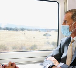 Su Majestad el Rey contempla el paisaje durante el viaje inaugural de la primera fase de la Línea de Alta Velocidad Plasencia-Badajoz entre las estaci