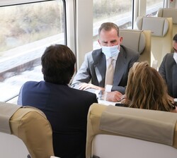 Su Majestad el Rey conversa con las autoridades durante el trayecto