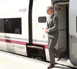 Su Majestad el Rey a su llegada a la estación de Mérida
