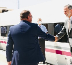 A su llegada a la estación de Mérida, Don Felipe es recibido por su alcalde, Antonio Rodríguez Osuna