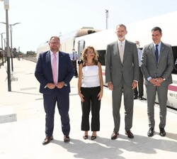 Su Majestad el Rey en la estación de Mérida junto a las autoridades que le acompañan