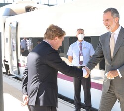 A su llegada a la estación de Badajoz, Su Majestad el Rey recibe el saludo del alcalde de Badajoz