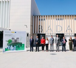 Su Majestad el Rey junto a las autoridades en la estación de Badajoz
