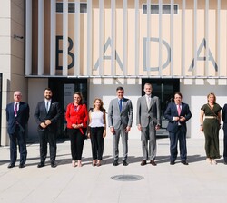 Don Felipe y las autoridades que le han acompañado durante el viaje inaugural, en la estación de Badajoz