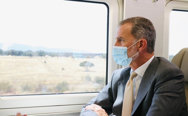 Su Majestad el Rey contempla el paisaje durante el viaje inaugural de la primera fase de la Línea de Alta Velocidad Plasencia-Badajoz entre las estaci
