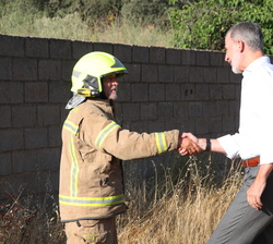 Don Felipe es saludado por una representacion de Alcaldes de la Comarca de las Hurdes, de Cruz Roja Española, de la Guardia Civil, de la Unidad Milita