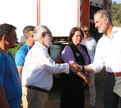Don Felipe es saludado por una representacion de Alcaldes de la Comarca de las Hurdes, de Cruz Roja Española, de la Guardia Civil, de la Unidad Milita