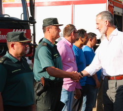 Don Felipe es saludado por una representacion de Alcaldes de la Comarca de las Hurdes, de Cruz Roja Española, de la Guardia Civil, de la Unidad Milita