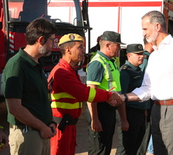 Don Felipe es saludado por una representacion de Alcaldes de la Comarca de las Hurdes, de Cruz Roja Española, de la Guardia Civil, de la Unidad Milita