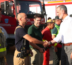 Don Felipe es saludado por una representacion de Alcaldes de la Comarca de las Hurdes, de Cruz Roja Española, de la Guardia Civil, de la Unidad Milita