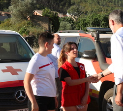 Don Felipe es saludado por una representacion de Alcaldes de la Comarca de las Hurdes, de Cruz Roja Española, de la Guardia Civil, de la Unidad Milita