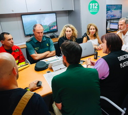 Don Felipe recibe un informe de las consecuencias de los incendios y de los trabajos realizados a cargo de los responsables de los distintos servicios