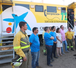 Don Felipe intercambia impresiones a su salida del vehículo de Emergencias del 112 con el personal de diferentes servicios