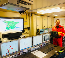 Su Majestad el Rey recibe explicaciones con los detalles de los incendios y los medios desplegados para su mitigación y control en presencia de la min