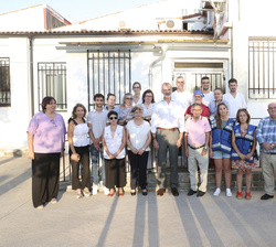 Su Majestad el Rey acompañado de una representación de familias y personas mayores realojados de Aceitunilla y Cabezo