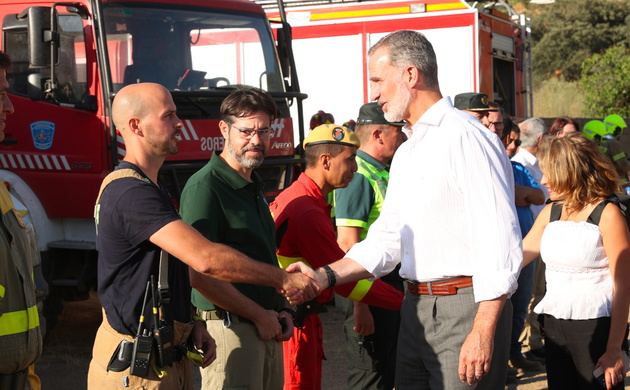 Don Felipe es saludado por una representacion de Alcaldes de la Comarca de las Hurdes, de Cruz Roja Española, de la Guardia Civil, de la Unidad Milita